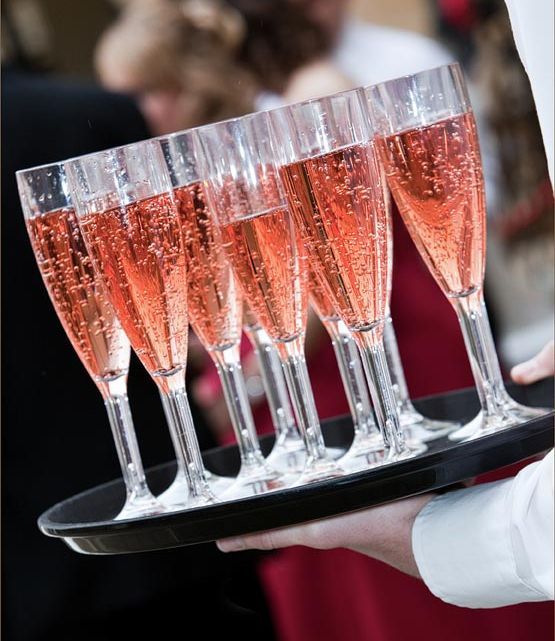 rozovoe-shampanskoe-na-svadbe.jpg